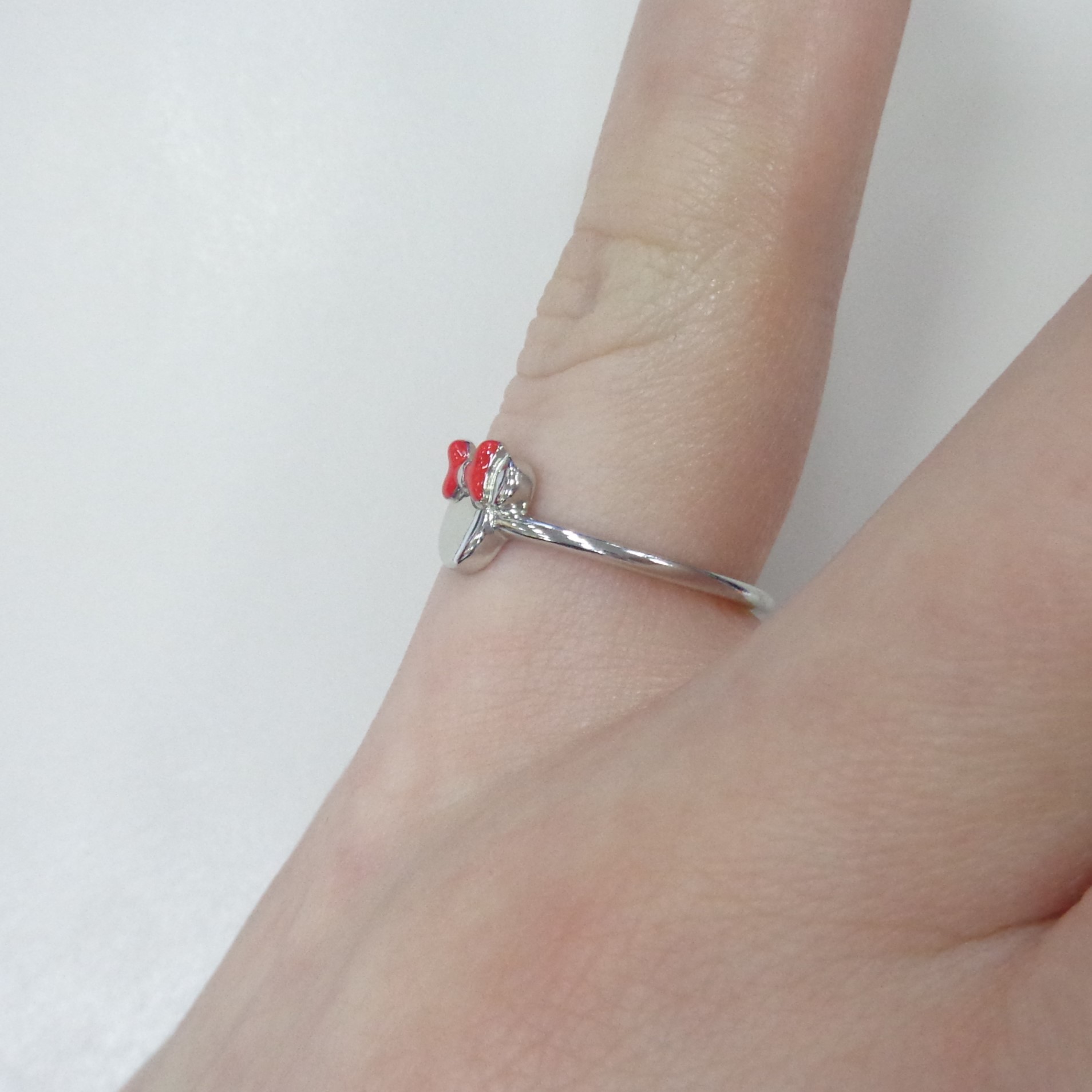 Серебряное кольцо 925 пробы; незамкнутое; вставки Эмаль красн.;